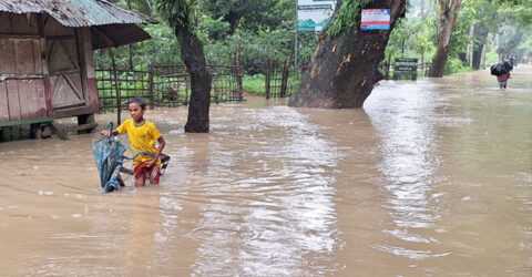 কক্সবাজারে বন্যা, পানিবন্দি দুই লাখ মানুষ